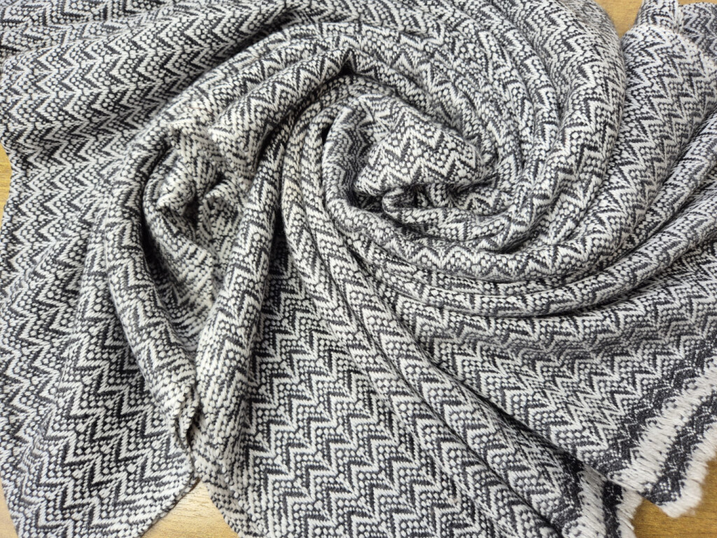 Kaschmir-Schal mit Chevron-Struktur | Anthrazit-Weiß | handgefertigt von LWH | 68×196 cm